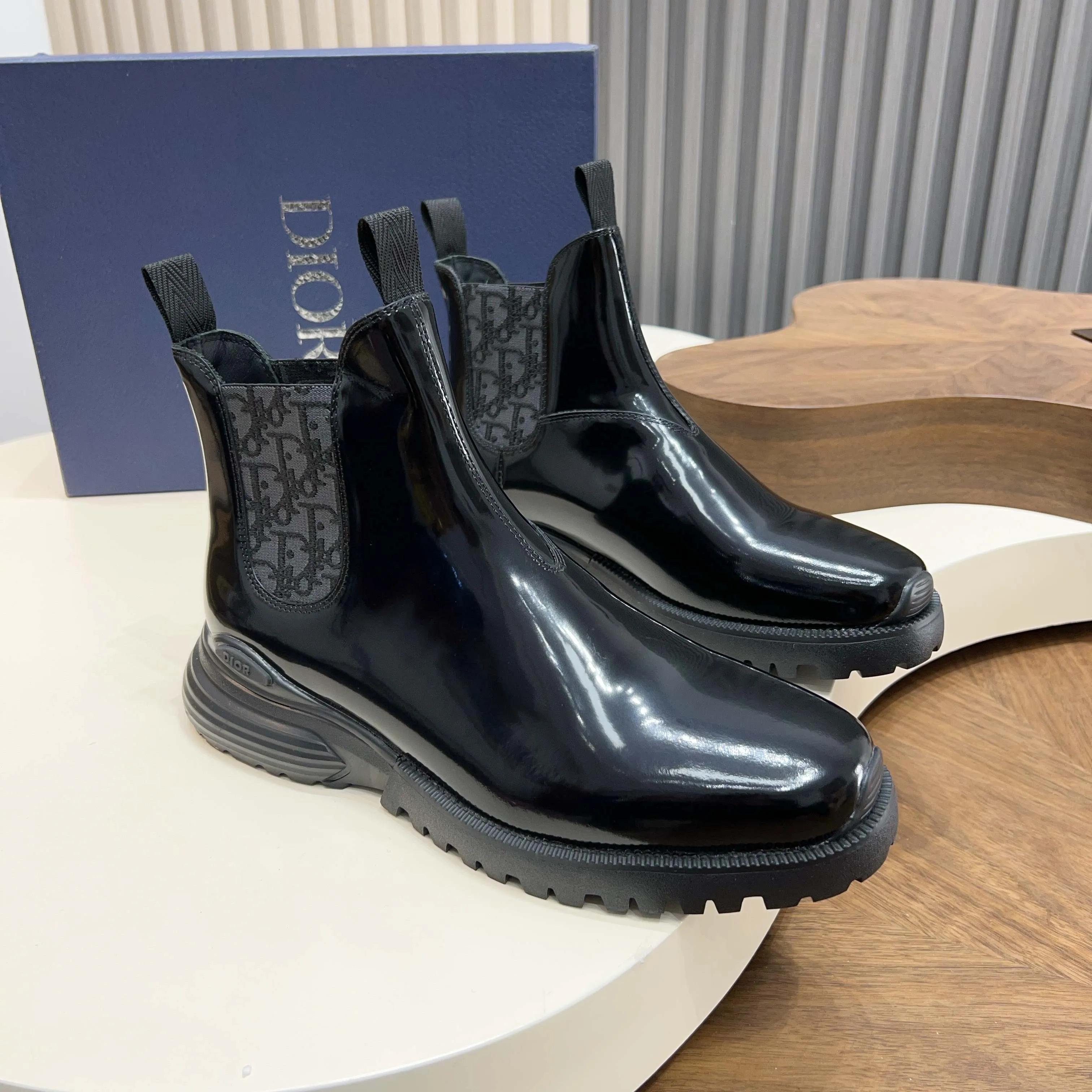 💰860 Dio* - Dior's autumn and winter luxury men's mid-top short boots, purely handmade, both inside and outside are imported first-layer cowhide, high-end quality and exquisite craftsmanship. Original TPU combination outsole. Wear a noble gentleman's taste. The best last type has been carefully debugged. 100% comfort. Size: 38-44 (38-45 can be customized)